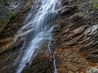 Nahe am Wasserfall und Felswand